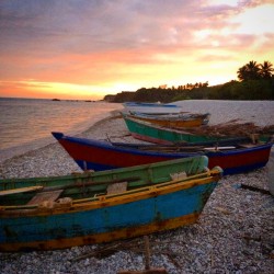 Boats in Barahona at Playa Quemaito at sunset