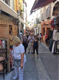Exploring the historical twisty streets of the AlbaicÃ­n (ancient quarter)